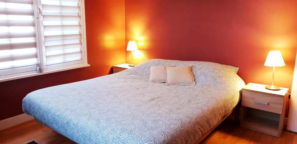 - une chambre avec un lit doté de 2 oreillers blancs dans l'établissement Les vieux remparts, à Saint-Malo