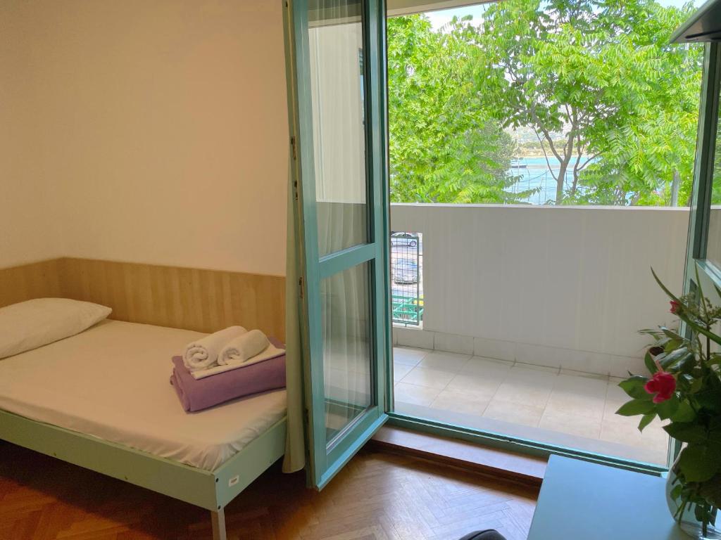 Pokój z łóżkiem i szklanymi drzwiami w obiekcie Hostel Spinut w Splicie
