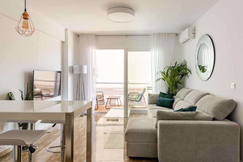 a living room with a couch and a table at Apartamento Piccadilly Suite in Torremolinos