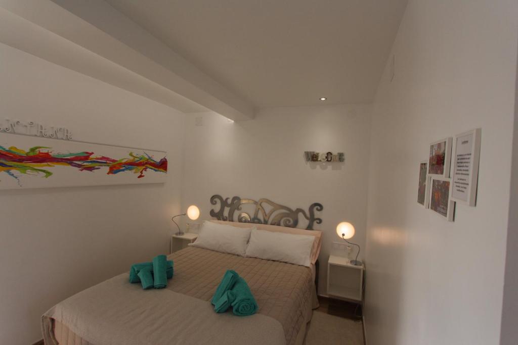 Postel nebo postele na pokoji v ubytování Lantana Suite-Turis Benidorm