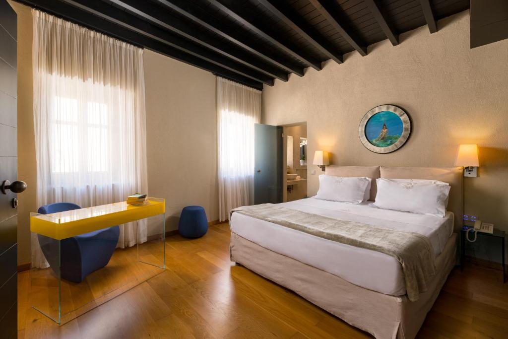 Postel nebo postele na pokoji v ubytování Allegory Boutique Hotel