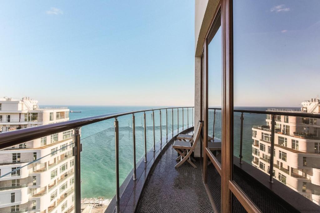 balkon z widokiem na ocean w obiekcie Комплекс "Лотос" с видовыми апартаментами на берегу моря w Jałcie