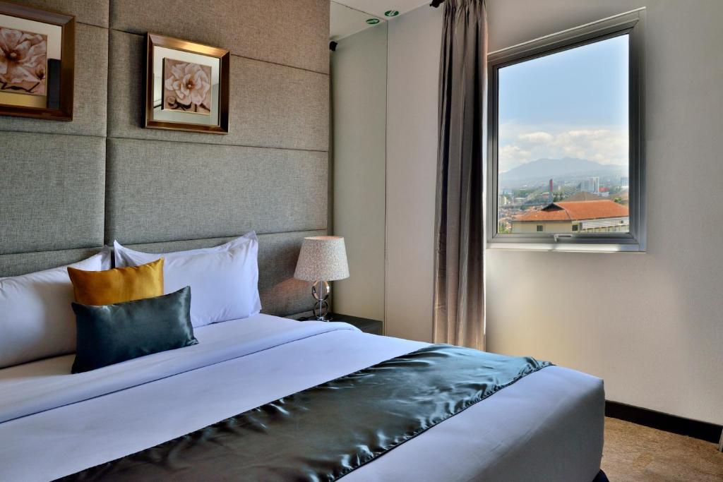 Postel nebo postele na pokoji v ubytování Serela Merdeka by KAGUM Hotels