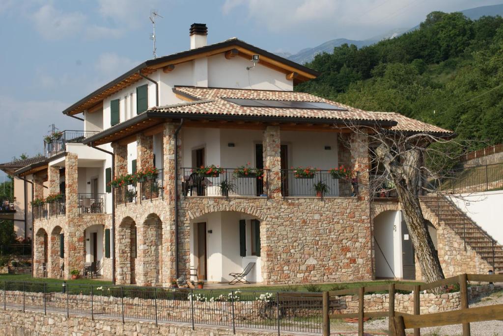 een groot bakstenen gebouw met een balkon bij La Casa Di Pericle in Brenzone sul Garda