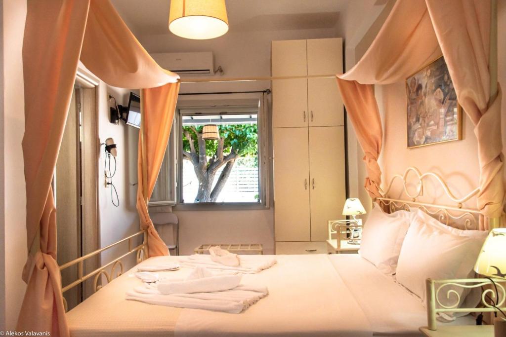 Postel nebo postele na pokoji v ubytování Giasemi rooms