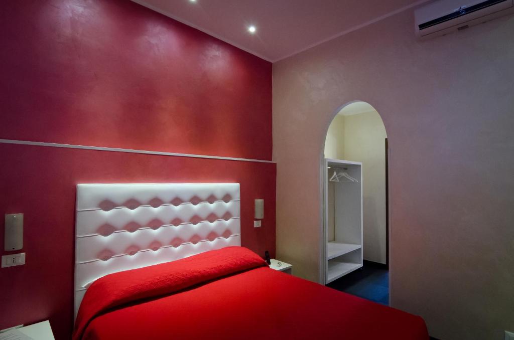 una camera rossa con un letto a parete rossa di Londrino Sanremo a Sanremo