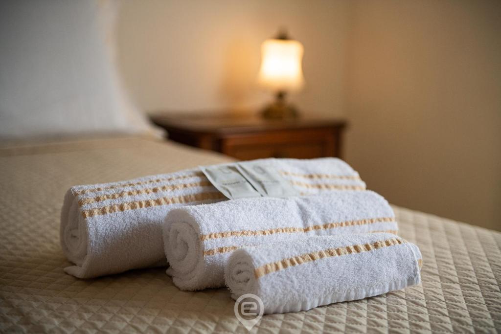 dos toallas sentadas encima de una cama en House Antonella - Wonderful Holidays on a Budget en Gonnesa