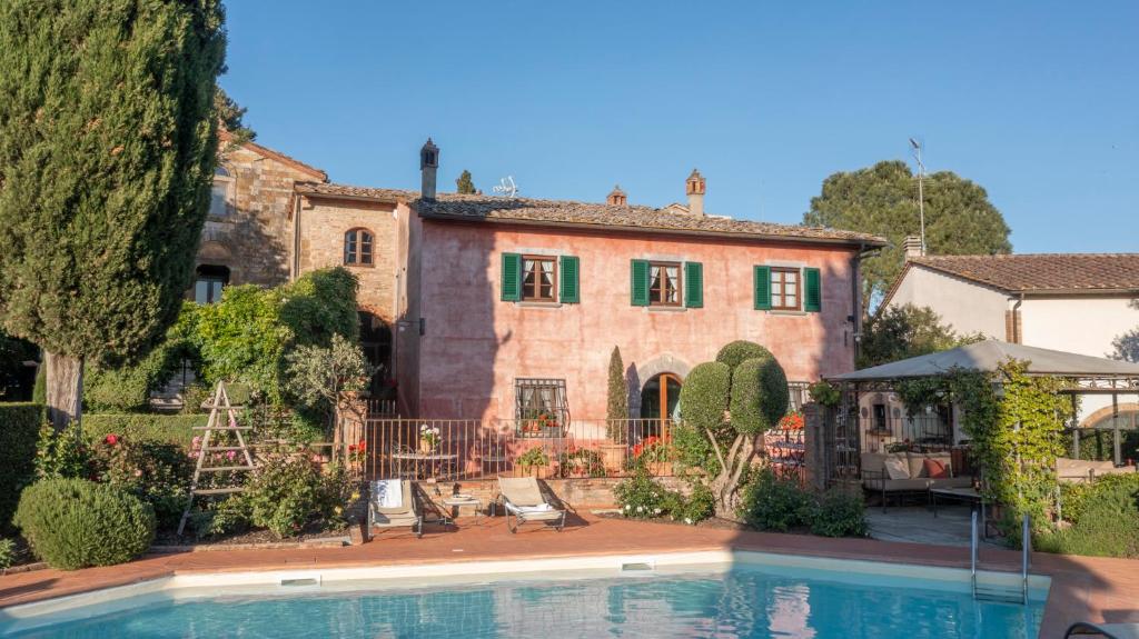 una casa con piscina frente a ella en Villa con Piscina san Gimignano, en Strada