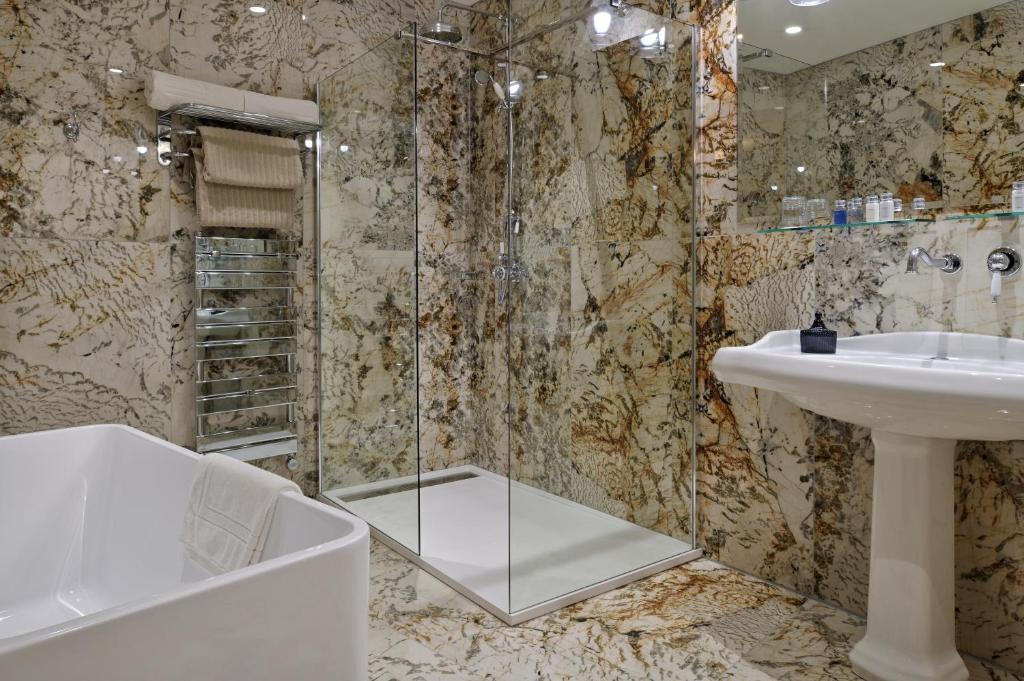 Koupelna v ubytování Hôtel Demeure Loredana