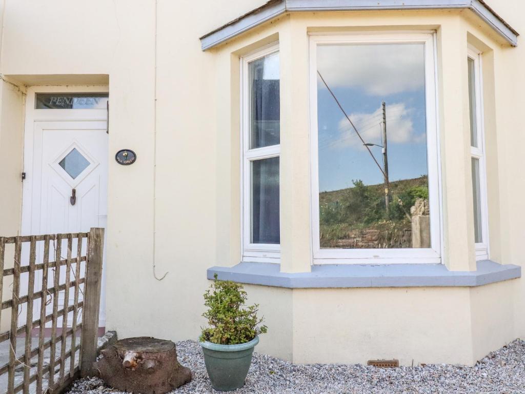 a window on the side of a white house at Pendeen in Par