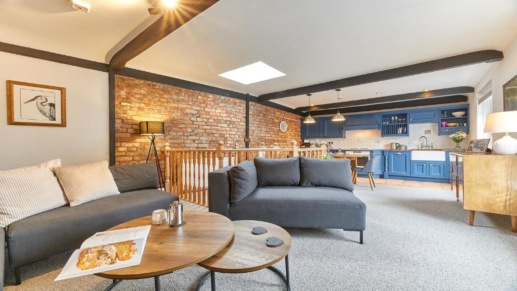 uma sala de estar com dois sofás e uma mesa em Host & Stay - The Burrow em Alnwick
