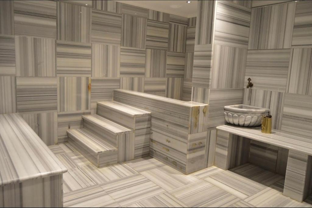 فندق اي دبليو جي  أبحر  في جدة: تقديم غرفة بجدار خشبي