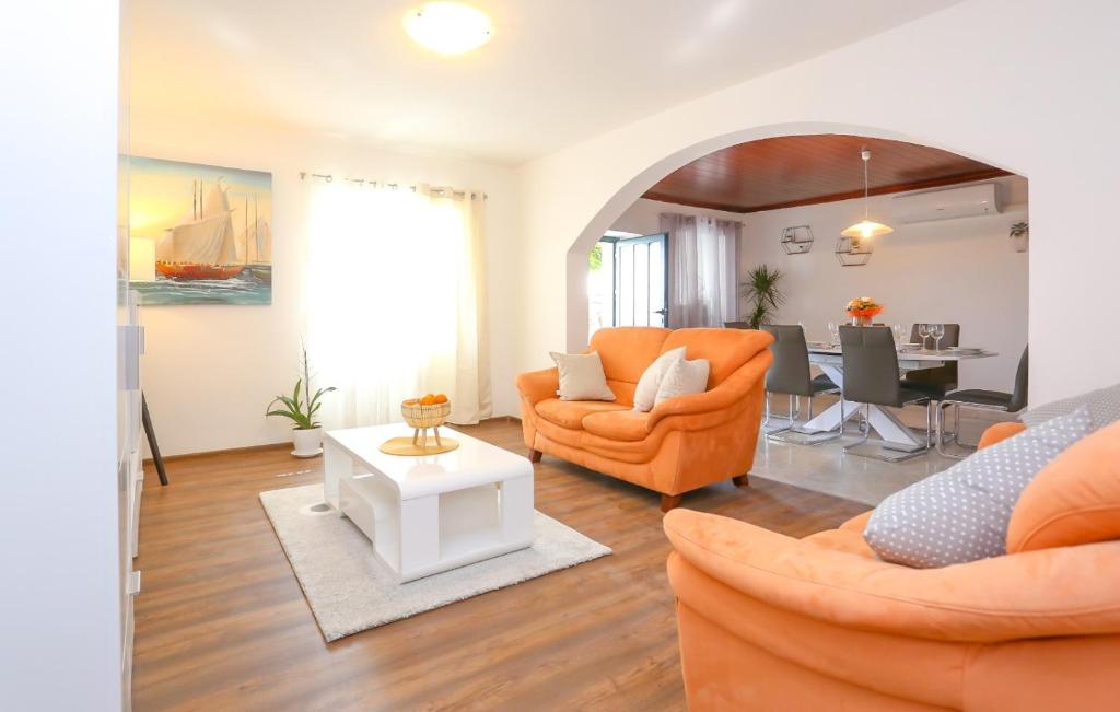 sala de estar con muebles de color naranja y comedor en Holiday Home Lany, en Mravince