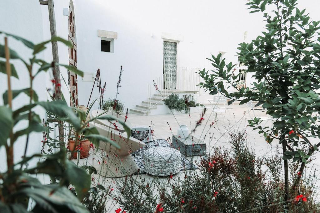 a garden with potted plants in front of a building at CORTE LARGO LAURO DIMORE & SPA in Gemini