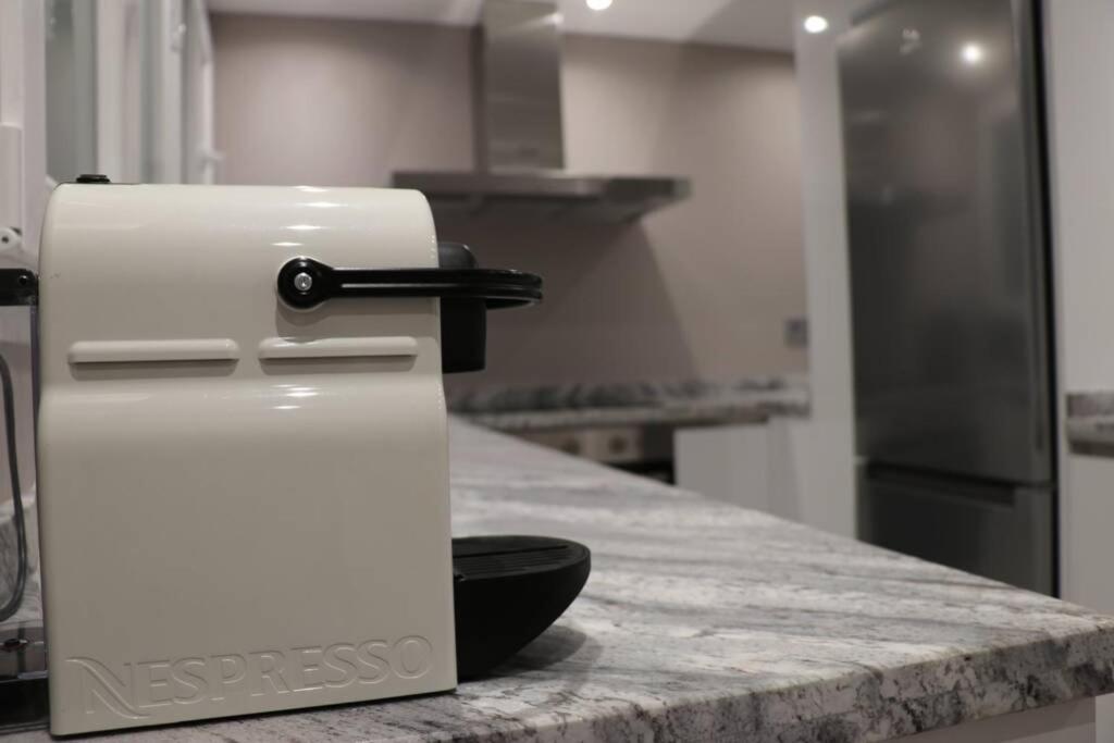 una cocina con un aparato blanco en una encimera en Boutique & Chic, en Oviedo