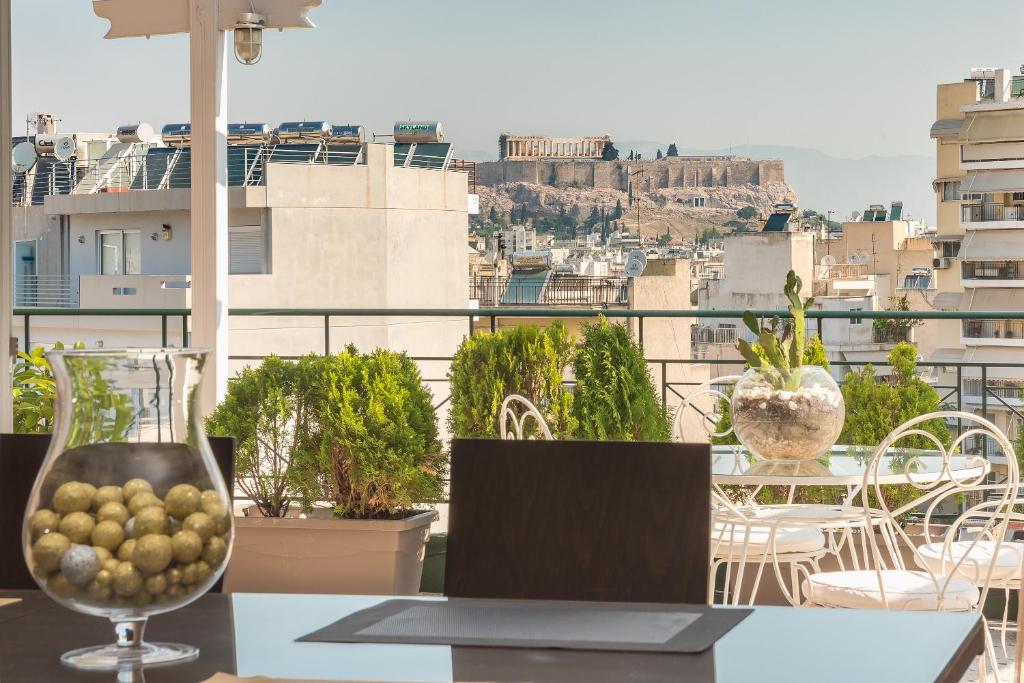 un tavolo con un cesto di frutta in cima a un balcone di Athens View ad Atene