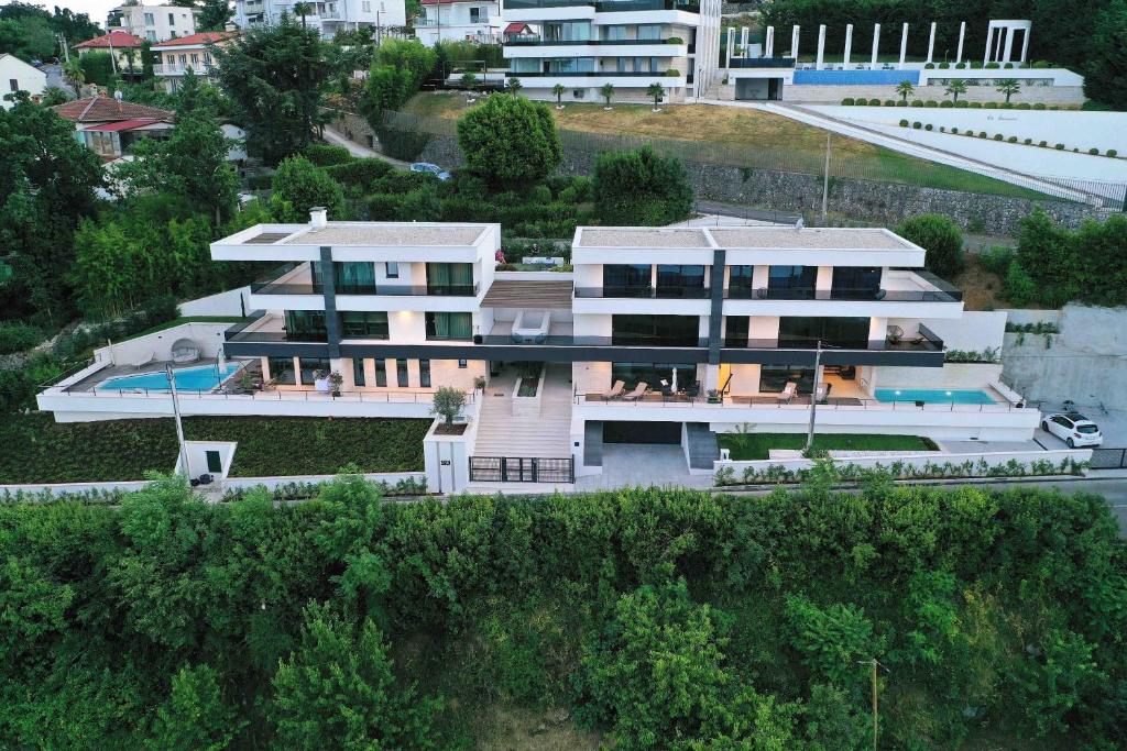 uma vista aérea de uma casa com piscina em Villa Bella Vista 1 em Ičići