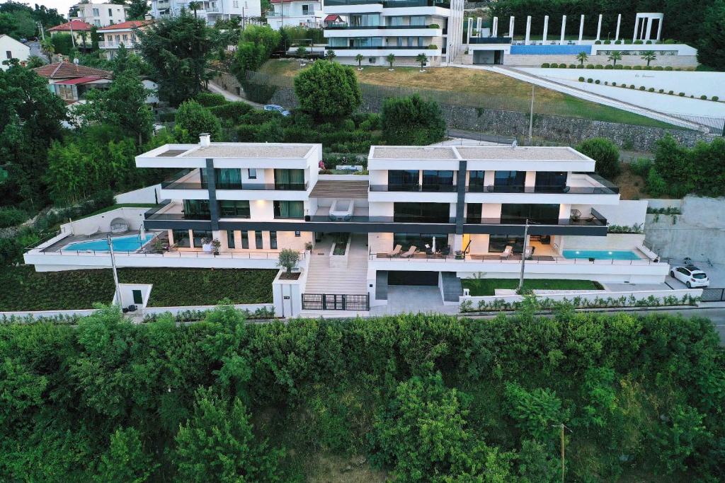widok z lotu ptaka na dom z basenem w obiekcie Villa Bella Vista 1 w mieście Ičići