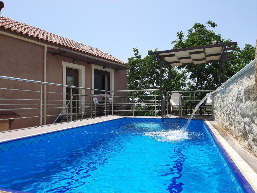 - une piscine avec une fontaine dans l'établissement Stone Mansion, à Káïna