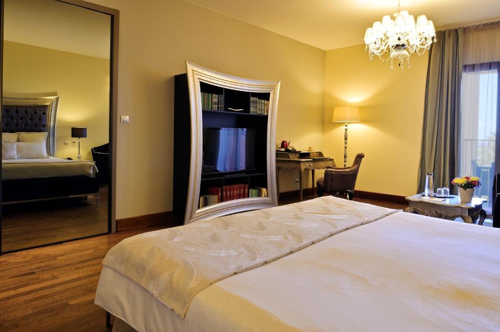 Postel nebo postele na pokoji v ubytování Hôtel Demeure Loredana