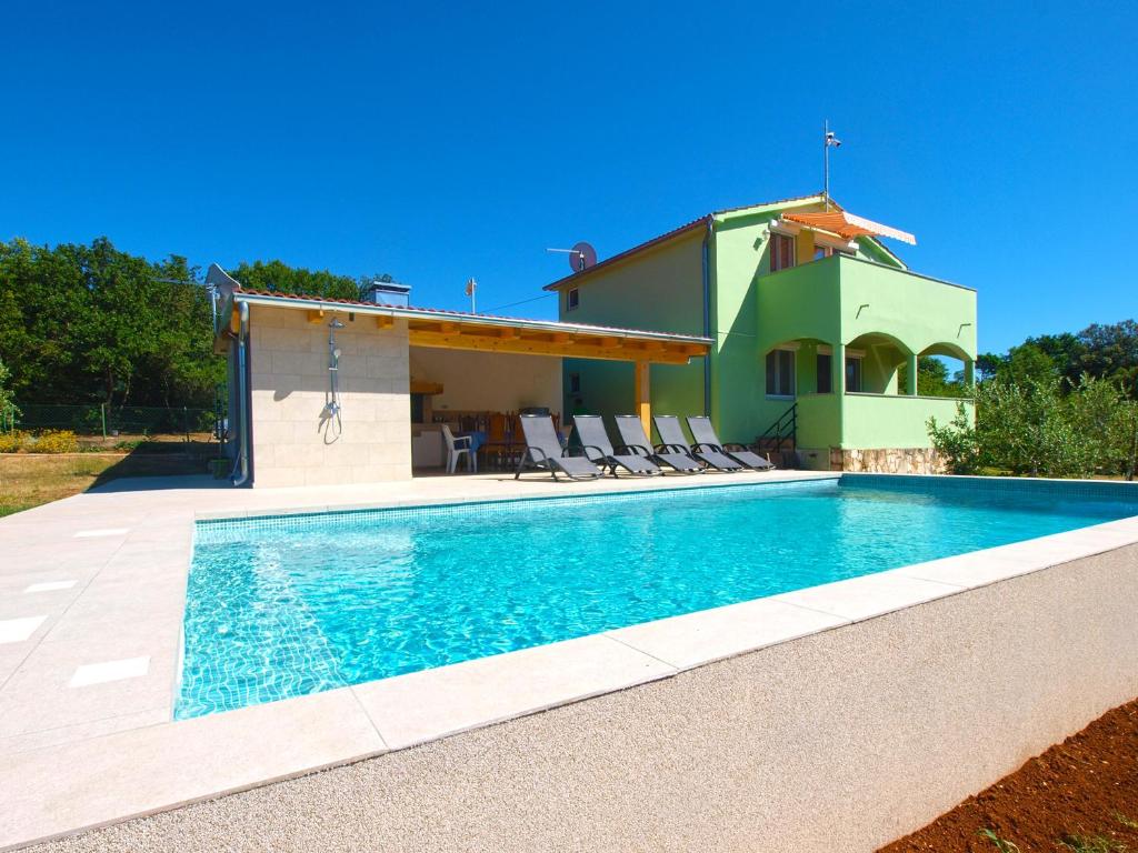 uma piscina em frente a uma villa em House Zulfa 1548 em Fažana