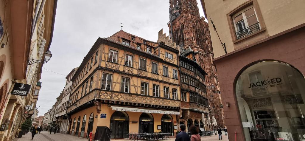 un grand bâtiment dans une rue d'une ville dans l'établissement New Duplex de charme au pied de la Cathédrale Carré d'or, à Strasbourg
