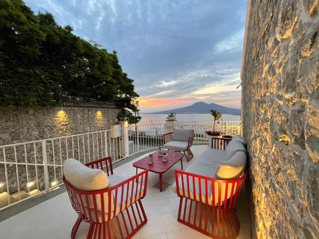 patio z krzesłami i stołem na balkonie w obiekcie Relais Manfredi w mieście Castellammare di Stabia