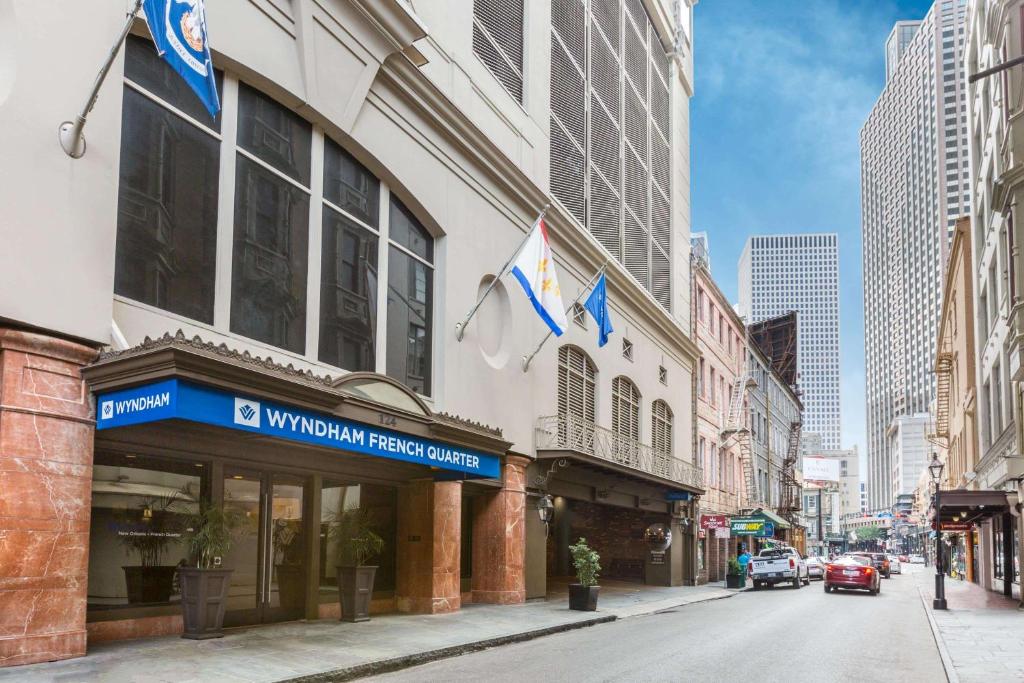 um edifício com bandeiras sobre ele em uma rua da cidade em Wyndham New Orleans French Quarter em Nova Orleães
