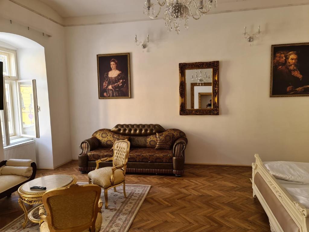 - un salon avec un canapé et une table dans l'établissement Apartmány Svätá Barborka, à Banská Štiavnica