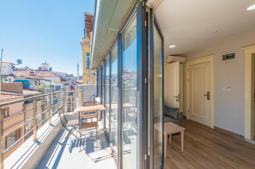 Balkón nebo terasa v ubytování Taksim Peri Suite