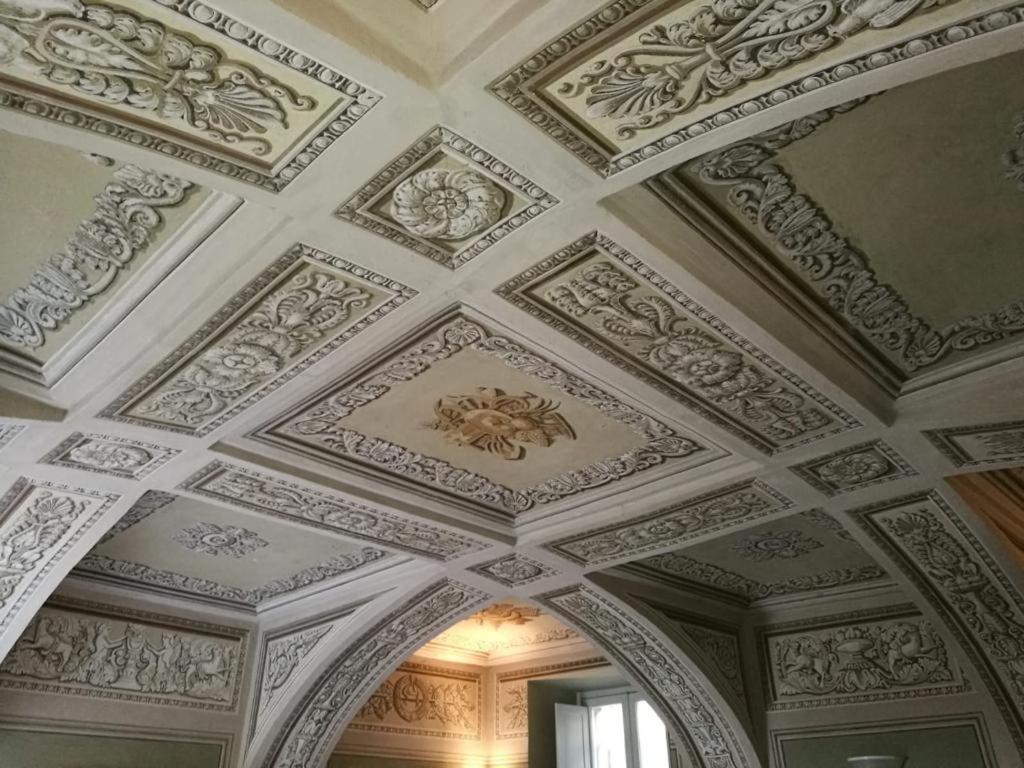 ozdobny kasetowy sufit w budynku w obiekcie Casa Pressenda Apartment w mieście La Morra