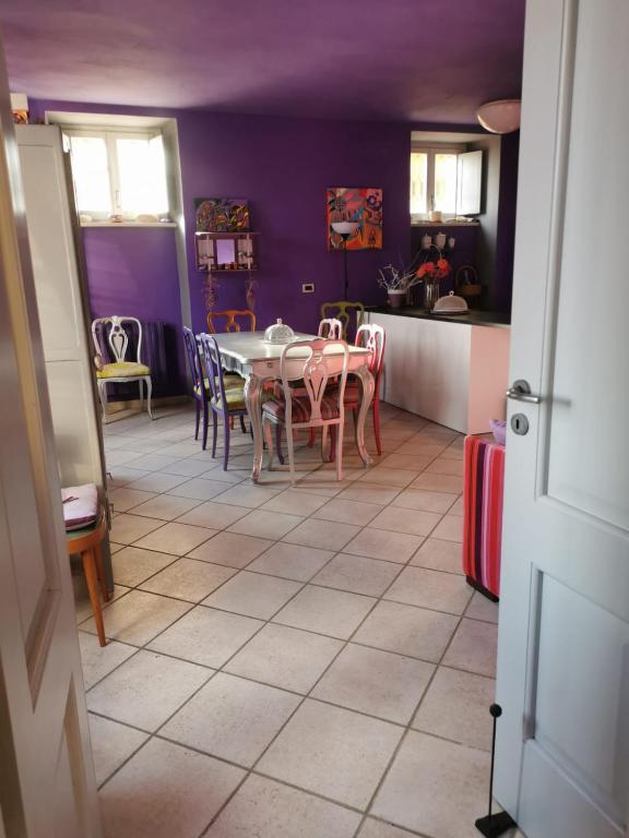 kuchnia i jadalnia ze stołem i krzesłami w obiekcie Casa Pressenda Apartment w mieście La Morra