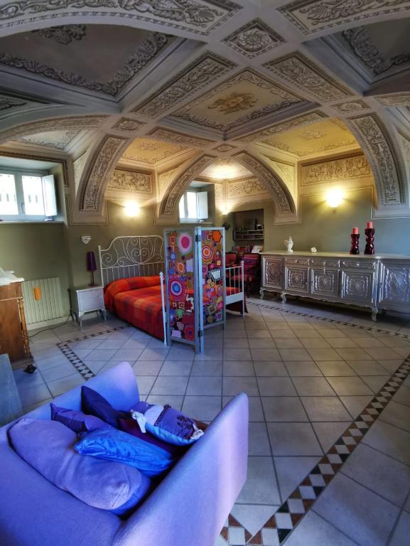salon z kanapą i łóżkiem w obiekcie Casa Pressenda Apartment w mieście La Morra