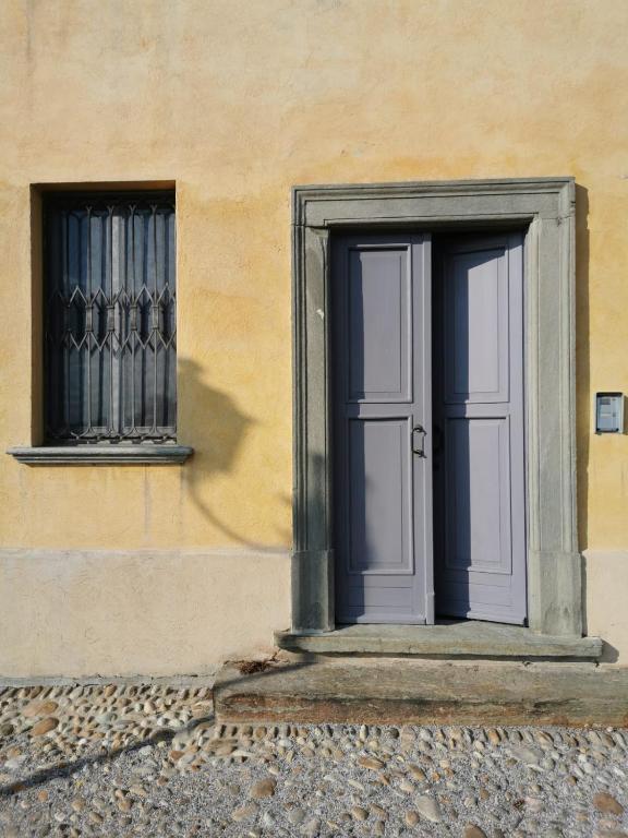 drzwi i okna na budynku w obiekcie Casa Pressenda Apartment w mieście La Morra