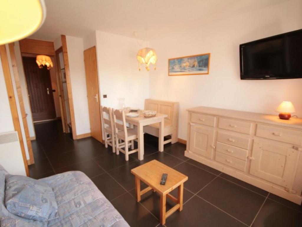 a living room with a couch and a table at Studio Les Saisies, 1 pièce, 4 personnes - FR-1-293-2 in Les Saisies