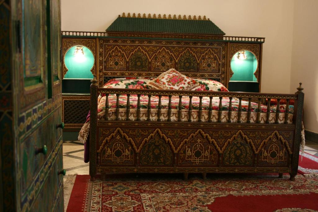 Postel nebo postele na pokoji v ubytování Riad Lalla Fatima