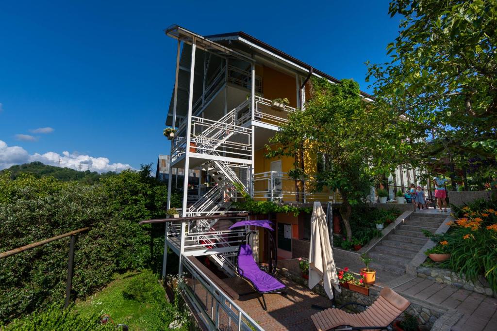 un edificio con sillas moradas y balcón en Yellow House, en Yakornaya Shchel