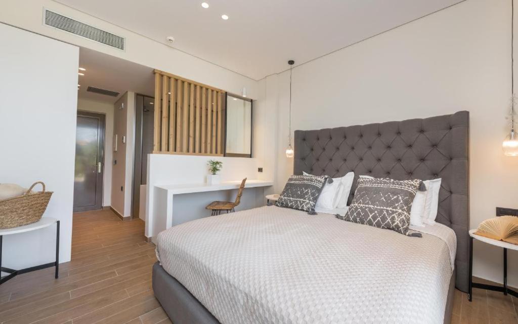 Posteľ alebo postele v izbe v ubytovaní Eptanisos Beachfront Suites Zante