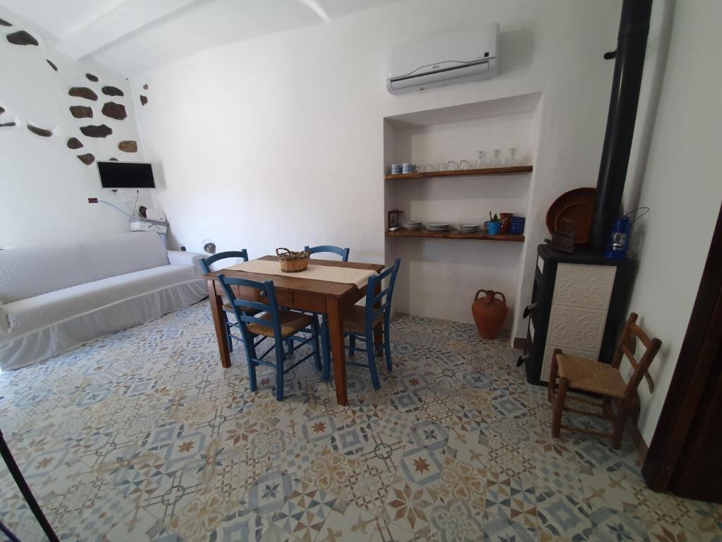 A television and/or entertainment centre at Casa Vacanza Sa Prenda