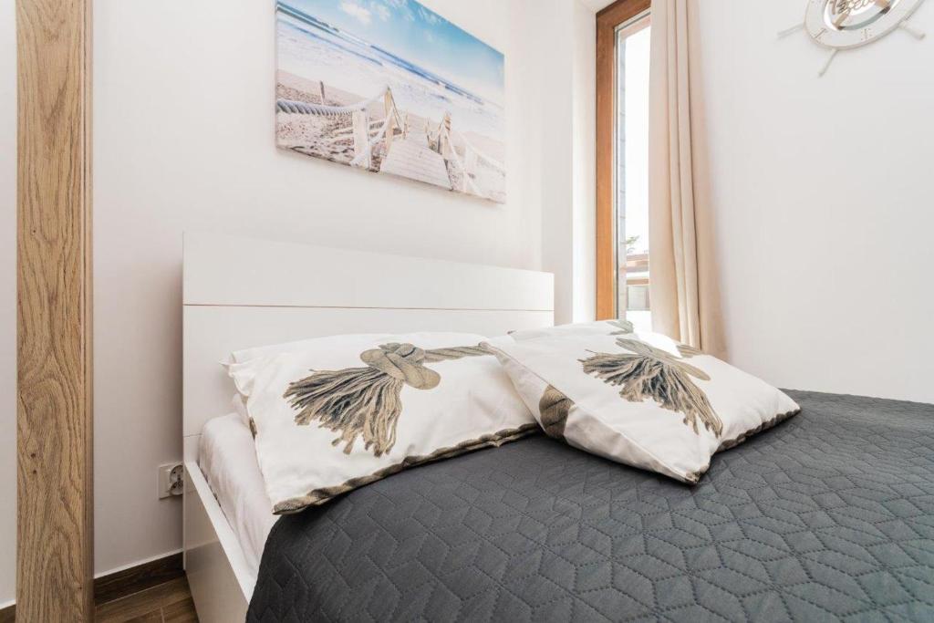 Postel nebo postele na pokoji v ubytování APARTAMENTY MIERZEJA - STEGNA PARK STUDIO, 500 m od plaży