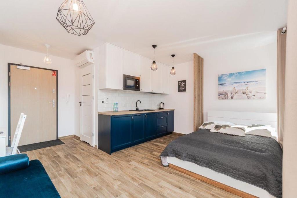 Postel nebo postele na pokoji v ubytování APARTAMENTY MIERZEJA - STEGNA PARK STUDIO, 500 m od plaży