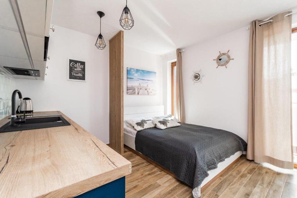 Postel nebo postele na pokoji v ubytování APARTAMENTY MIERZEJA - STEGNA PARK STUDIO, 500 m od plaży