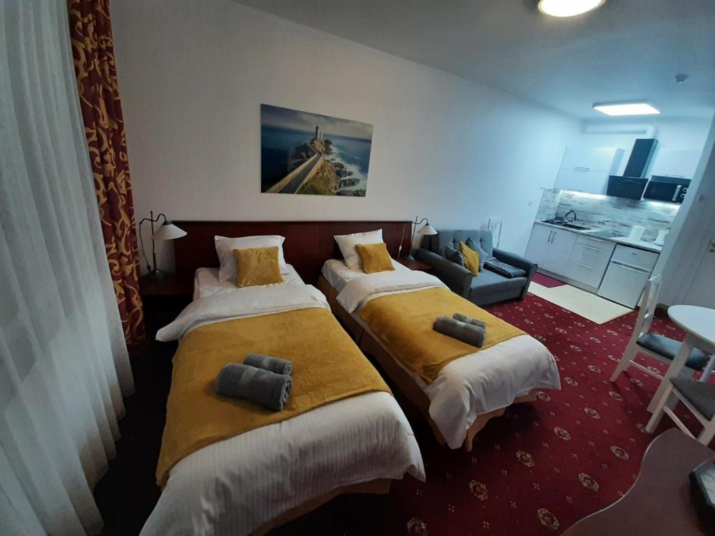 Een bed of bedden in een kamer bij M-Apartamenty w Hotelu Polonia