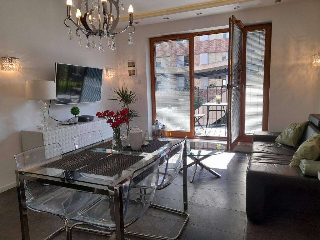 Televízia a/alebo spoločenská miestnosť v ubytovaní Apartamenty Prestige Browar Lubicz Stare Miasto