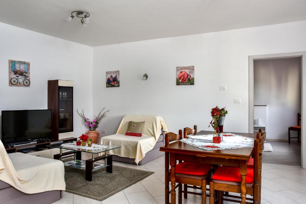 a living room with a couch and a table at Apartman Koraca in Roč