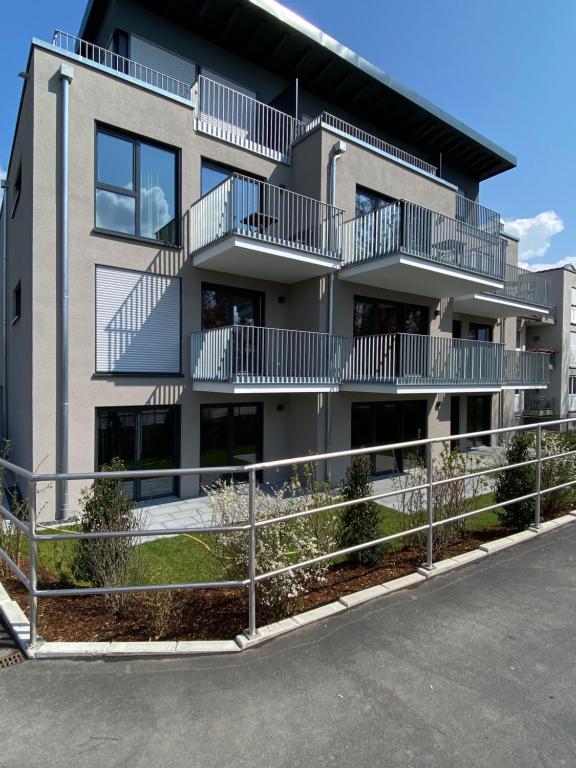un edificio de apartamentos con balcones y aparcamiento en Apartments U37, en Schorndorf