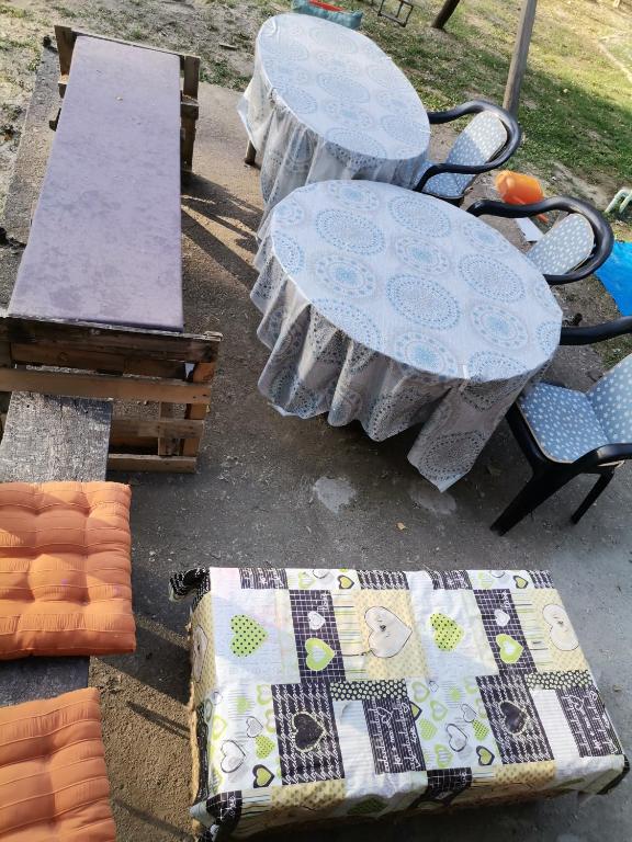 אזור ישיבה ב-EXIT Camping with bungalow, mobile home, tents, and empty spots with private acces to the beach