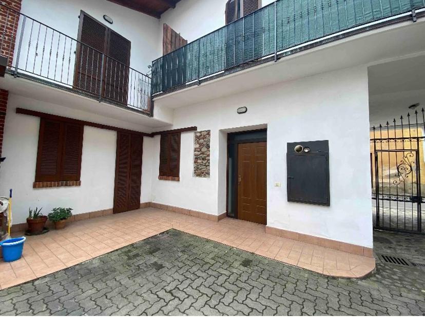ein Gebäude mit einer Tür und einem Balkon in der Unterkunft Appartamento G&G in Carpignano Sesia