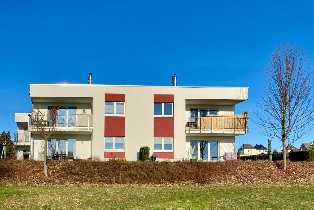 a building with a balcony on the side of it at Ferienwohnungen am Feldrain - Gornau im Erzgebirge in Zschopau