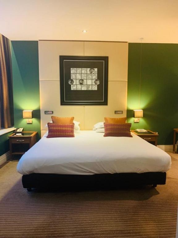 Uma cama ou camas num quarto em Hard Days Night Hotel